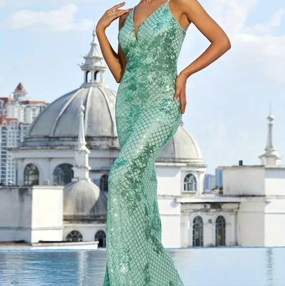 GREEN SEQUINED FORMAL MERMAID GOWN - Picture 6 of 8